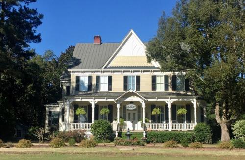 Flowertown Bed and Breakfast in Summerville, USA