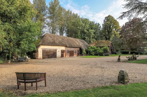 Idyllic Rural Retreat In Hampshire By The River