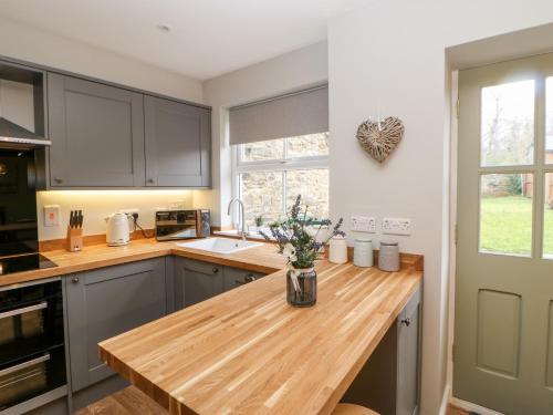 October Cottage - image 4
