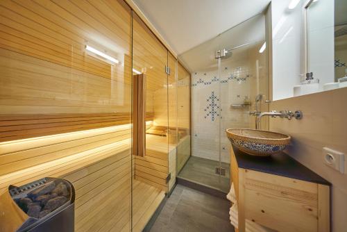 2 bedrooms, 3 beds