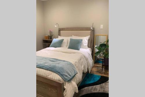 Bougainvillea DC 2 bedrooms 2 bathrooms plus den with twin sofa bed and queen sofa bed in living room detail
