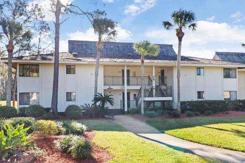 Saddlebrook Golf Course view Condo with Kitchen