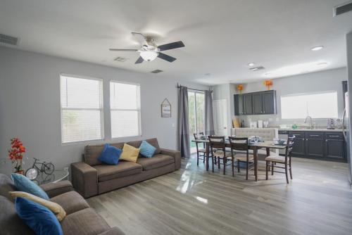 Ultra Modern Las Vegas Home 20min From The Strip - image 8
