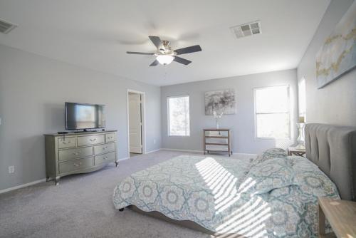 Ultra Modern Las Vegas Home 20min From The Strip - image 15