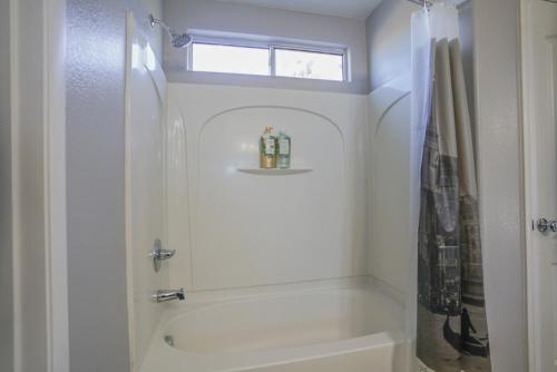 Ultra Modern Las Vegas Home 20min From The Strip - image 11