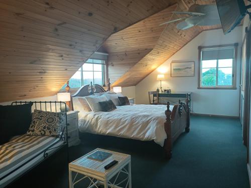 1 queen bed, 1 sofa bed, 2 futon beds