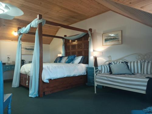 1 queen bed, 1 sofa bed, 2 futon beds