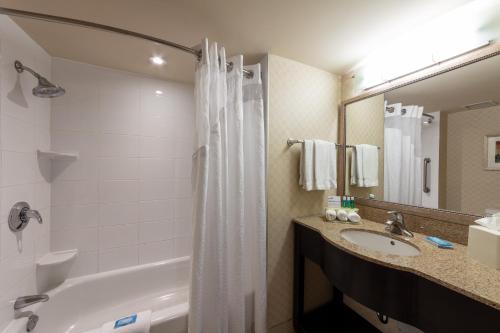 Holiday Inn Express & Suites Riverport Richmond, an IHG Hotel