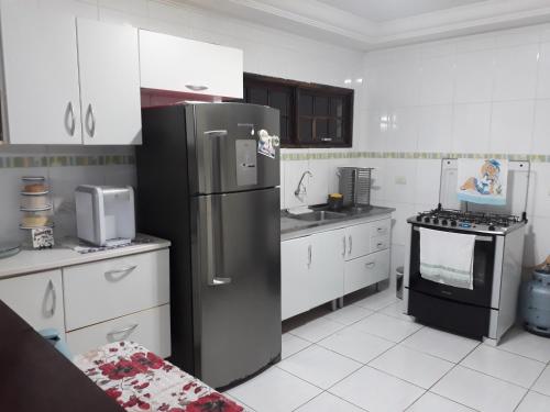 Linda Casa, 3 quartos, acomoda 10 pessoas, ha 1,5 km da praia da Enseada