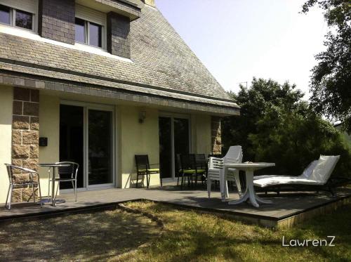 House with 5 bedrooms in Damgan with wonderful sea view enclosed garden and WiFi 25 m from the beach - main image