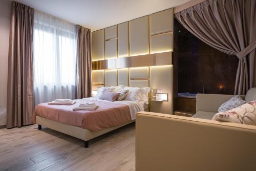 Deluxe King Room image 7