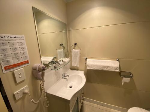 Bathroom, Balranald Club Motel in Balranald