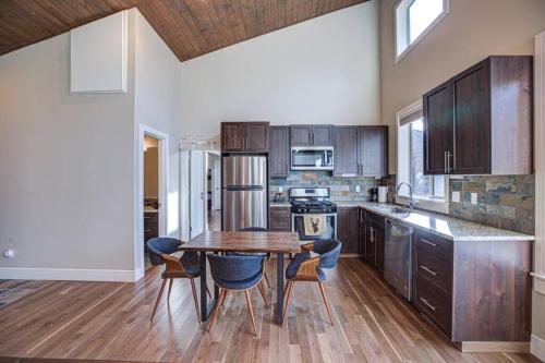 Newly built Modern Chalet at Mt. Hood Village thumb 3