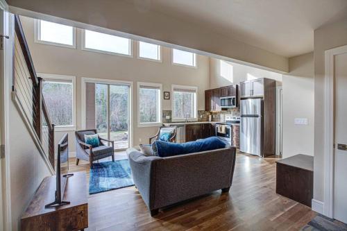 Newly built Modern Chalet at Mt. Hood Village detail