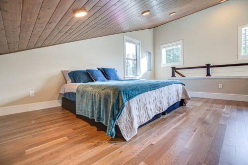 Newly built Modern Chalet at Mt. Hood Village detail