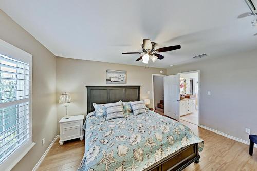 Festive Beach Retreat - Walk 2 Blocks to the Gulf home - image 8