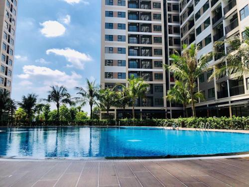 Kolam renang, Apartemen 54 m² dengan 2 kamar tidur dan 1 kamar mandi pribadi di Da Ton (Hoài Niệm Corner) in Gia Lam