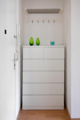 Apartment Dusseldorf Wersten Nahe Uni & Uniklinik, neue Mobel & Bad, Kochnische