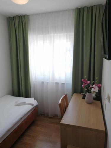 Hotel Dina - image 7