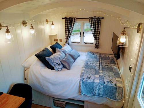 Yew Tree View Luxury Shepherd's Hut in Marnhull