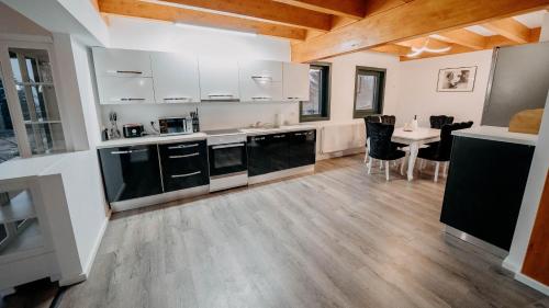 ห้องครัว, Monac Panoramic SPA in ซูเซวิตา