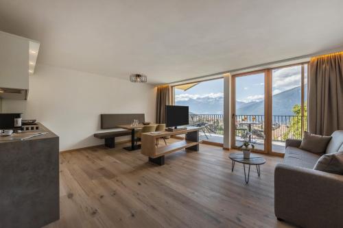 Deluxe Apartment with Terrace and Mountain View