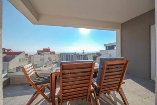 Blue sky modern sea view apartment - image 8