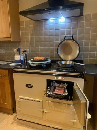 virtuve, Head In The Skye - Healabhal Cottage in Ose