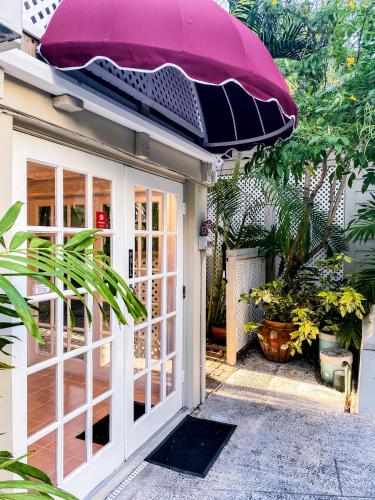 Authors Key West Guesthouse - 출입구