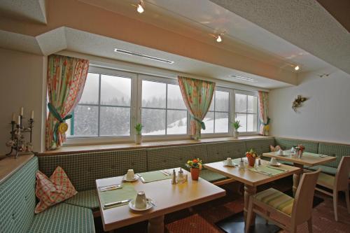 Restaurant, Hotel Garni - Restaurant Kaminstube in Sankt Anton am Arlberg