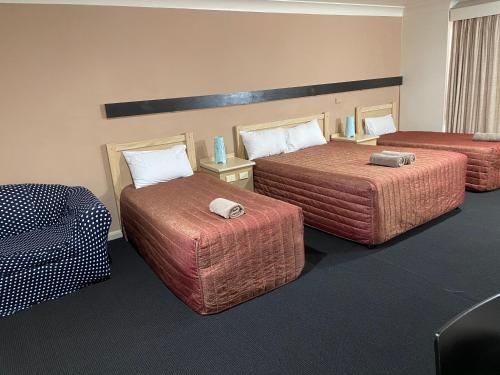 1 queen bed, 2 twin beds