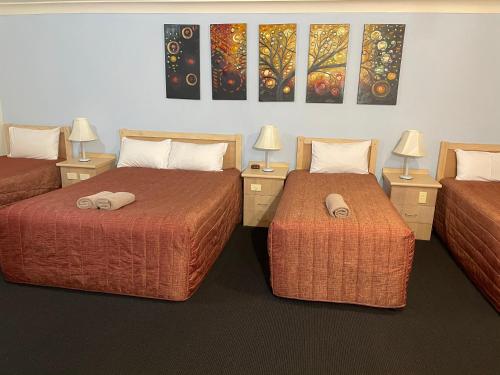 1 queen bed, 3 twin beds