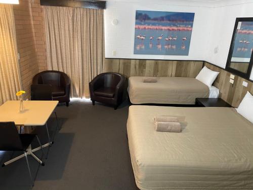 1 queen bed, 1 twin bed