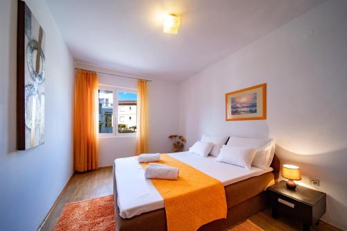 2 bedrooms, 3 beds