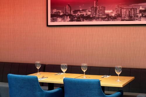 Ramada by Wyndham Leeds East - image 8