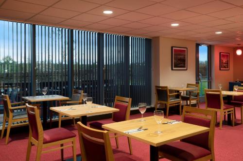Ramada by Wyndham Leeds East - image 13
