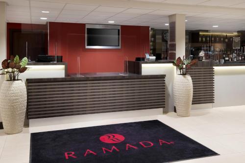Előcsarnok, Ramada by Wyndham Leeds East in Leeds