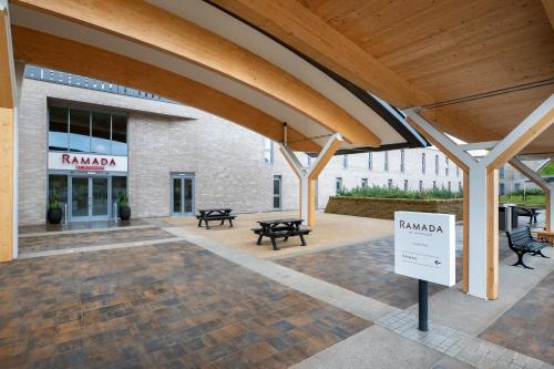Ramada by Wyndham Leeds East - image 9