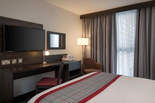 Ramada by Wyndham Leeds East - image 10