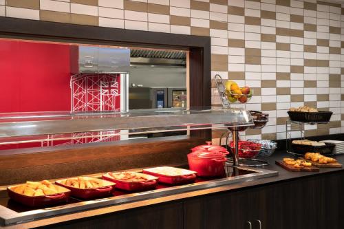 Ramada by Wyndham Leeds East - image 11