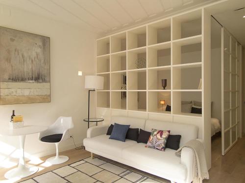 Chiado bright modern apt with ac elevator, Лиссабон