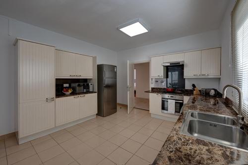 J5 Four Bedroom Villa Holiday home in Al Wasl - image 2
