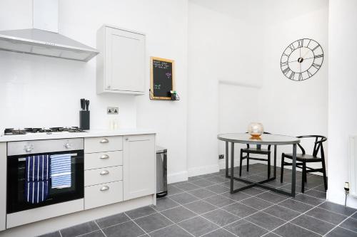 JOIVY Modern 1-BR Apartment in Trendy Stockbridge