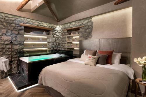 The Stone Room with Hot Tub