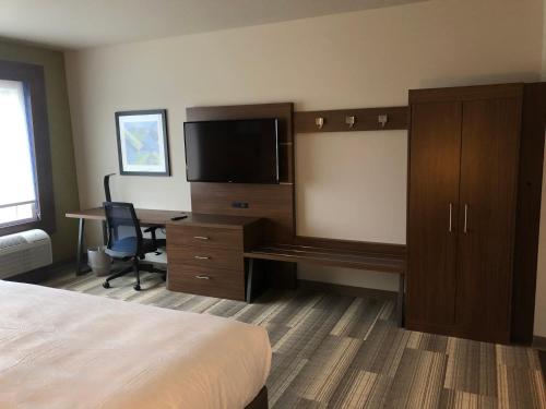 King Suite with Tub and Sofa Bed - Mobility Accessible