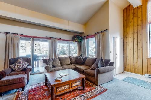 Lionshead Luxury - main image