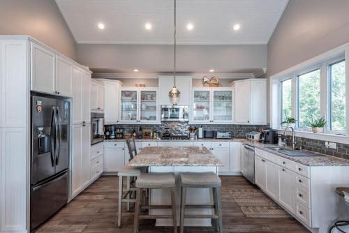 710 W Ashley - Another Day in Paradise - 5 Bedroom Luxury Home with Ocean Views - image 2