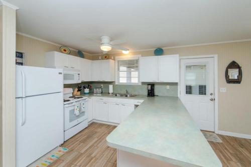 704 W Ashley - Blue Sky - Heated Swimming Pool - Across the Street from Ocean - image 7