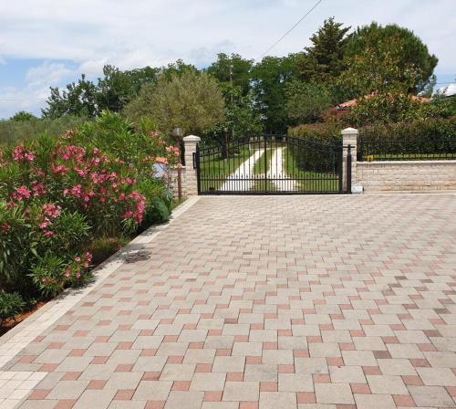 Family friendly apartments with a swimming pool Valtura Pula - 15450 - image 3