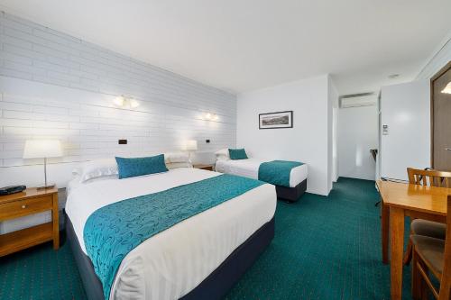 1 queen bed, 1 twin bed